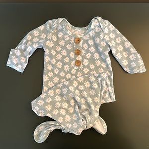 Caden Lane SOFT GREEN DAISY NEWBORN BABY KNOT GOWN & HAT